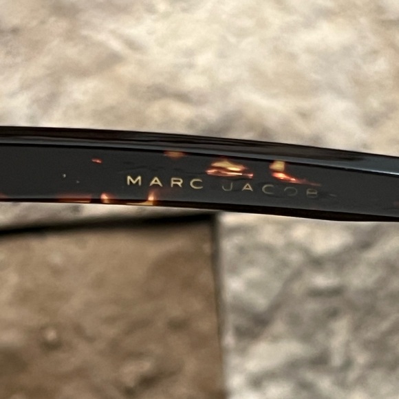 Marc Jacobs tortoise sunnies with case - Picture 10 of 12